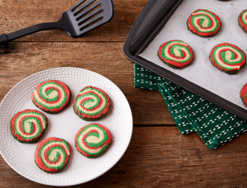 a baking tray and a plate with cookies on the table