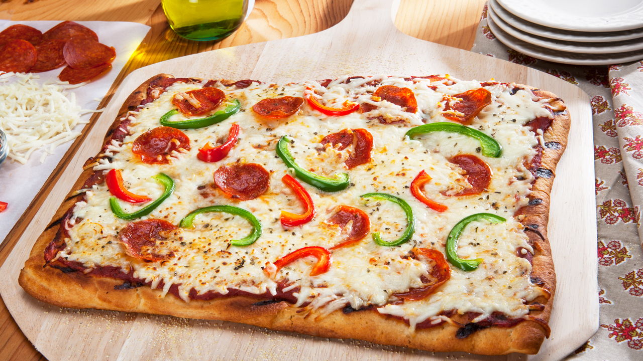 Pepperoni and Green Pepper Grilled Pizza | Reynolds Brands