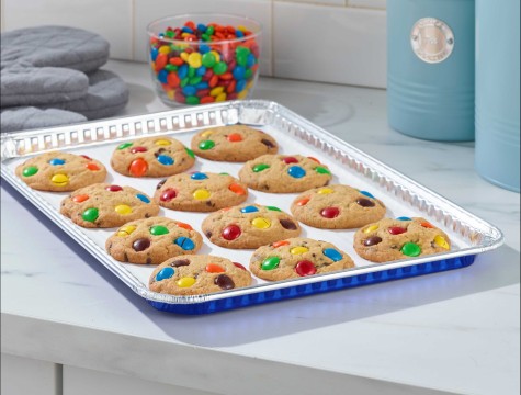 Reynolds Holiday Baking Bundle with Reynolds Non-Stick Cookie Baking  Sheets, Cake Pans with Lids, Baking Cups, Reynolds Foil