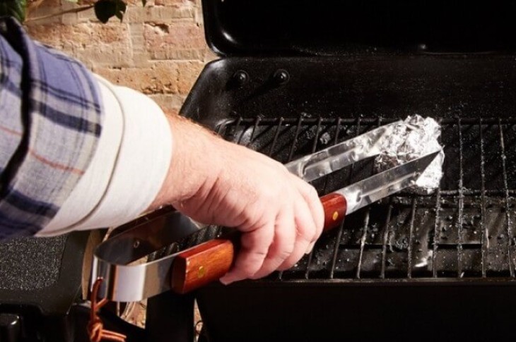 https://www.reynoldsbrands.com/sites/default/files/styles/gc_image_slide_large/public/2022-05/Reynolds%20-%20Grilling%20Hack_%20How%20to%20Clean%20a%20Grill%20with%20Aluminum%20Foil%20-%20Step%202_Foil%20Grilling%20Hack_0.jpg?itok=VX1dPXsT