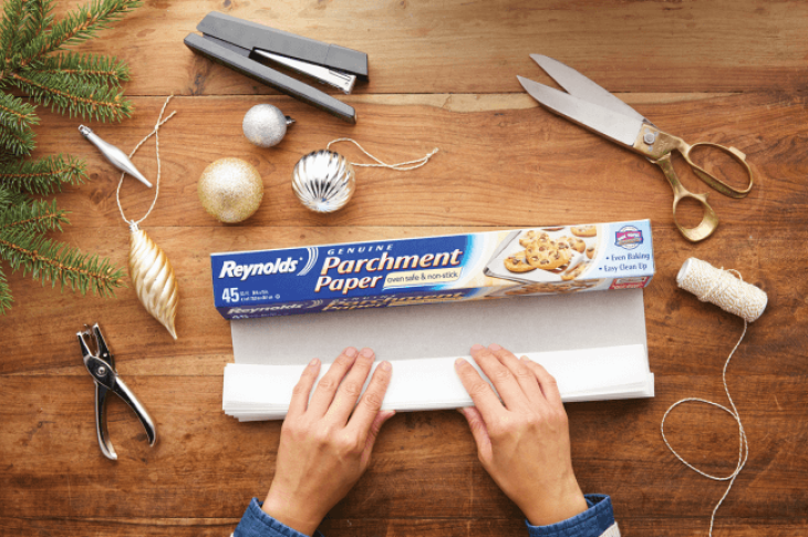 https://www.reynoldsbrands.com/sites/default/files/styles/gc_image_slide_large/public/2022-05/Reynolds%20-%20Holiday%20Parchment%20Paper%20Hacks%20-%20Tree%20Topper%201.png?itok=X72WqbwD