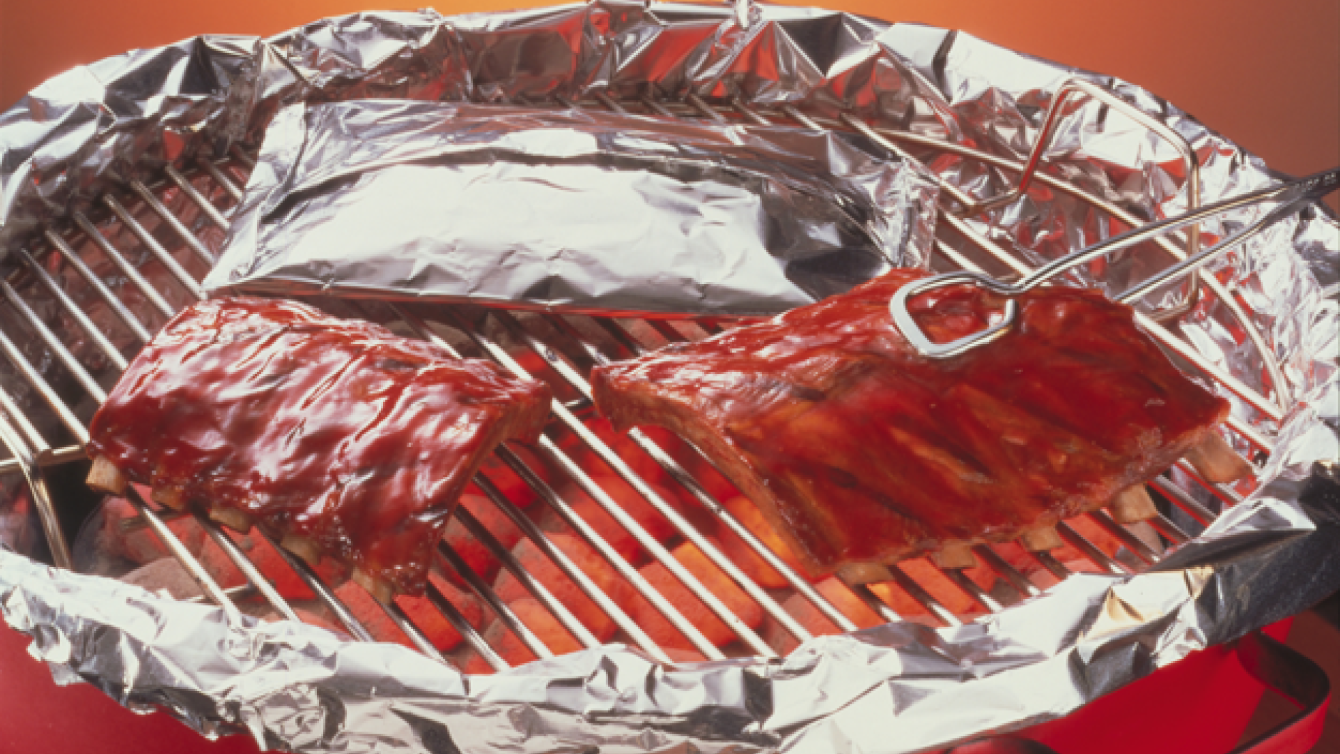 Cleaning grill with top aluminum foil