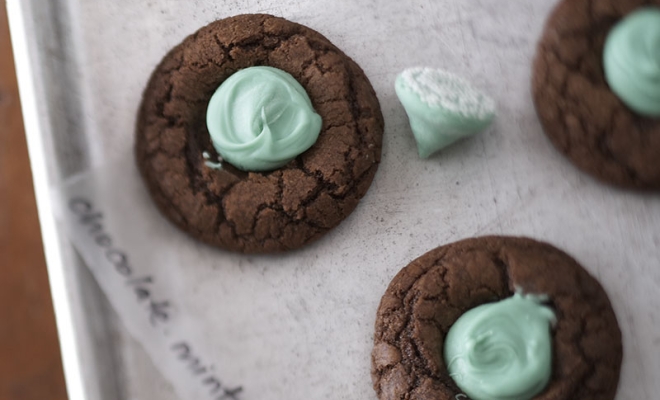 
Mint Chocolate Cream Cookies
