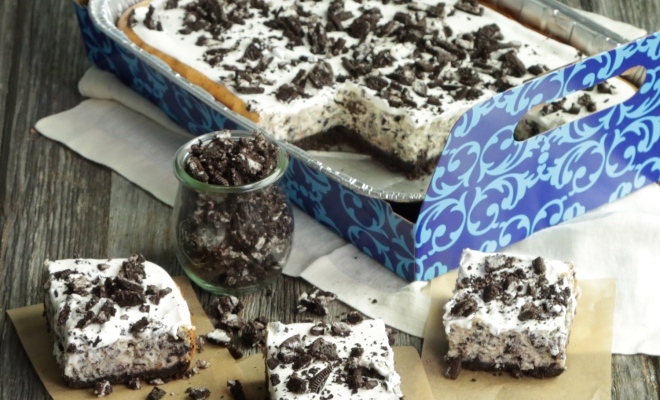 
Chocolate Cookie Cheesecake Bars
