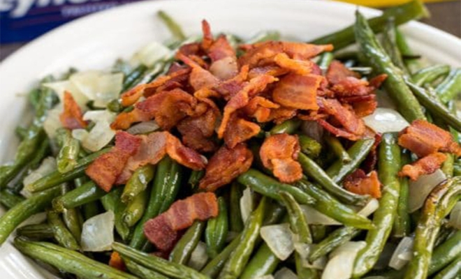 
Roasted Green Beans with Onions and Bacon
