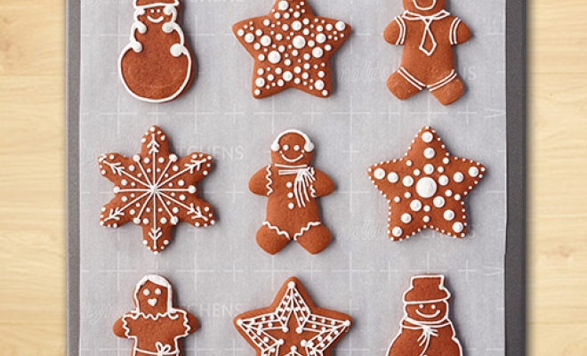 
Gingerbread Man Cookies with Decorative Icing
