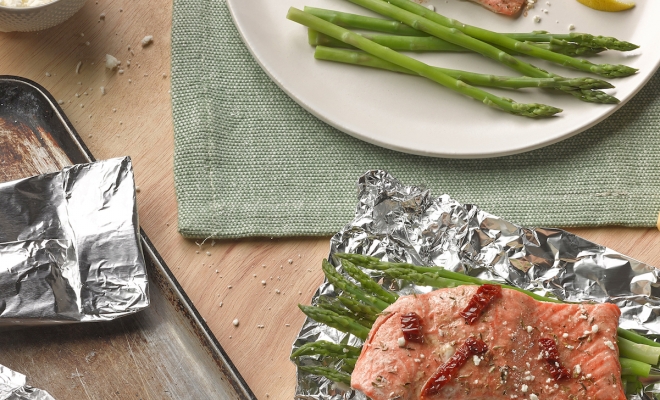 
Salmon with Asparagus &amp; Sun-dried Tomatoes

