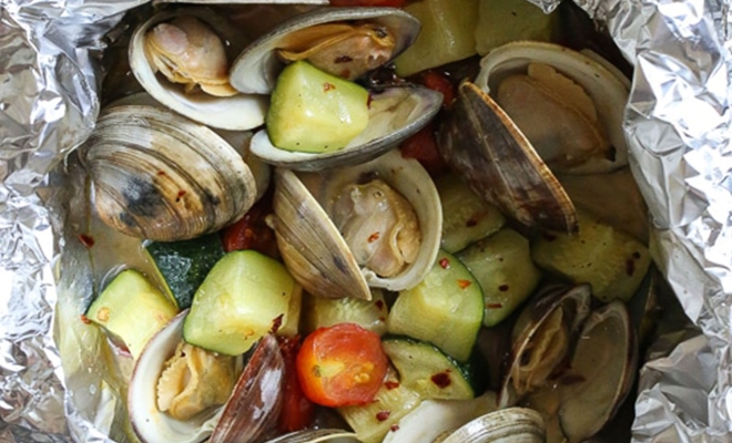 
Grilled Clams in Foil  
