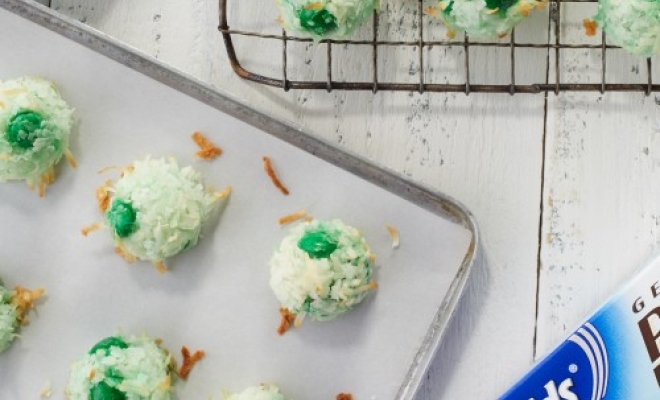 
Green and White Coconut Macaroons
