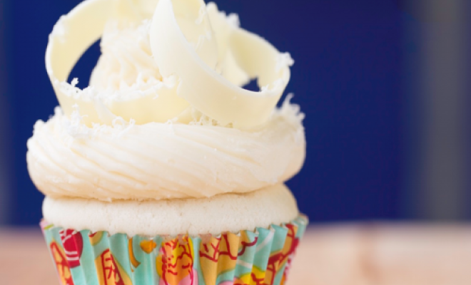 https://www.reynoldsbrands.com/sites/default/files/styles/product_detail_slider_660x400_/public/recipes/white_chocolate_cupcake.png