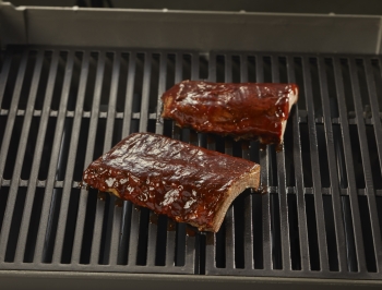 https://www.reynoldsbrands.com/sites/default/files/styles/recipe_tips_grid_image/public/2023-01/rack-of-ribs-on-grill-grates_0.jpg?itok=JVb27zbO