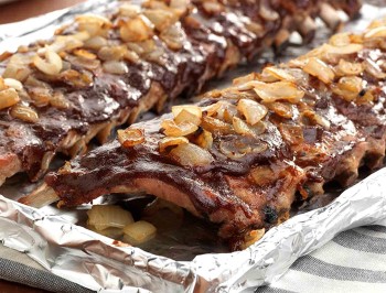 https://www.reynoldsbrands.com/sites/default/files/styles/recipe_tips_grid_image/public/recipes/caramelized_onion_bbq_ribs_lg.jpg?itok=a62PvZZv