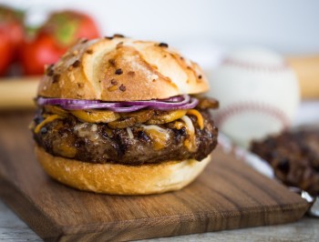 https://www.reynoldsbrands.com/sites/default/files/styles/recipe_tips_grid_image/public/recipes/cheesestuffedburger2.jpg?itok=FchpFFRa